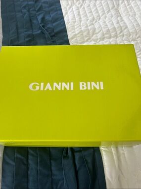 Gianni Bini Neon Green Logo Shoe Box